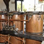 VIGNETTE DE GAUCHE 19D8 PAGE 16 Distillerie DE BOU, les 3 vases de l'alambic